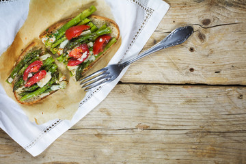 green asparagus, tomatoes and parmesan gratinated on roasted bread