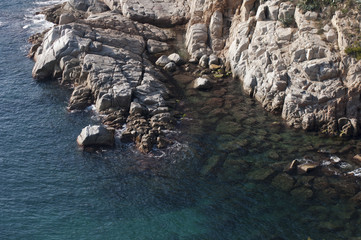 Arrecife rocoso en el mar mediterráneo durante el verano con aguas cristalinas