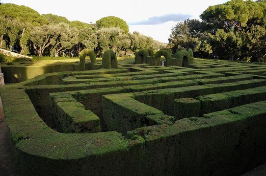 Laberinto en unos jardines se&ntilde;oriales en la ciudad de Barcelona