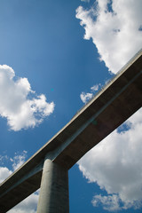 青空と雲に走る高速道路高架