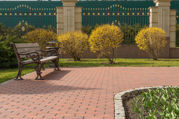 Место для отдыха в весеннем парке © ais60