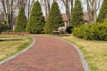 Место для отдыха в весеннем парке © ais60