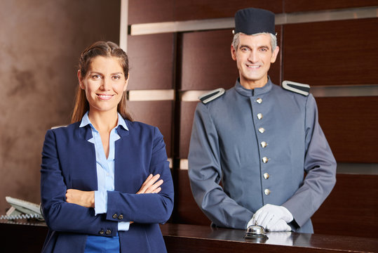 Concierge in Uniform und Frau als Team