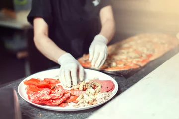 Crédence de cuisine en verre imprimé Pizzeria chef faisant des pizzas.