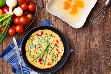 Cercles muraux Oeufs sur le plat Delicious omelette with vegetables