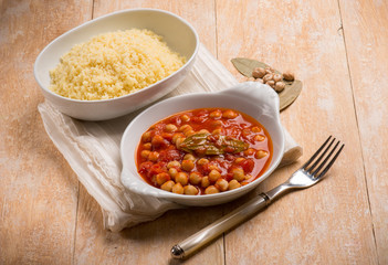 couscous and chickpeas with tomato sauce