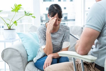 Obraz premium Therapist consoling a woman