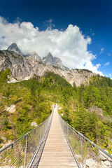 lange Hängebrücke im Berchtesgadener Land, Sommertag in den Bergen