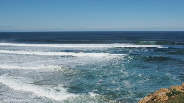 Paisaje del Mar Cant&aacute;brico, en Santander con olas blancas llegando a la orilla en Abril primavera de 2016.