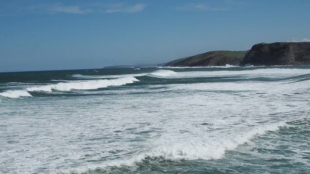 Paisaje mar&iacute;timo visto desde el faro de Comillas en Santander, con olas blancas llegando a la orilla en la primavera de 2016, viajando por Espa&ntilde;a.