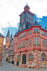 Fototapeta premium Altes Rathaus am Marktplatz von Heppenheim an der Bergstraße in Hessen 