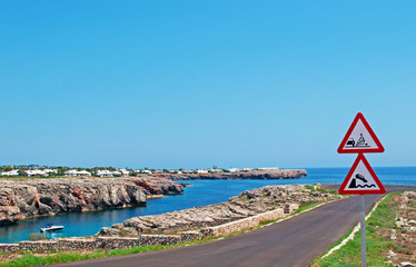 Minorca, Isole Baleari, Spagna: cartelli stradali di pericolo per le auto nella baia di Cap d'en...
