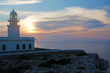 Minorca, Isole Baleari, Spagna: il faro di Cap de Cavalleria al tramonto l'8 luglio 2013