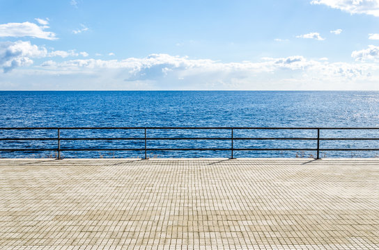 Fototapeta Taras nad brzegiem morza