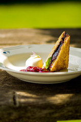 Arme Ritter Kirschen und Eis auf Teller