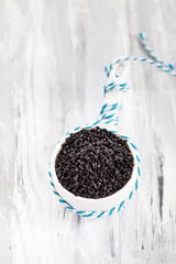 Schwarzkümmel in kleinem Stieltopf