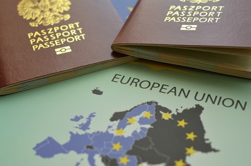 Polski paszport z symbolami UE - obrazy, fototapety, plakaty