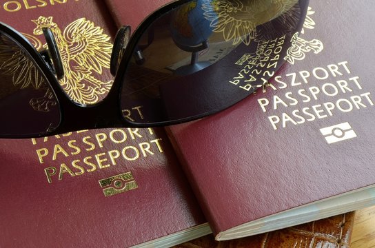 Polski paszport z okularami