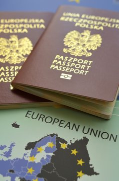 Polski paszport z symbolami UE