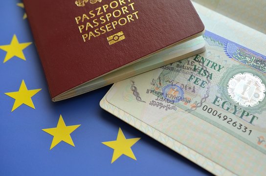 Polski paszport z symbolami UE i egipską wizą