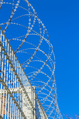 Zaun mit Stacheldraht