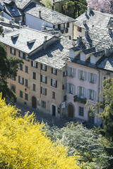 Fototapeta premium Chiavenna, una via e le case dall'alto
