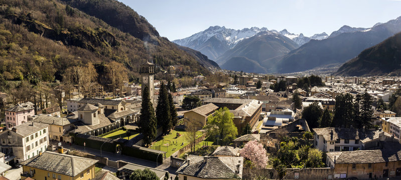 panorama di Chiavenna e le Alpi di confine