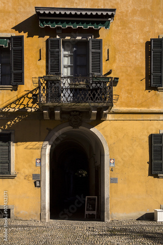 Edificio giallo con tende e finestre verdi stock photo and royalty ... Finestre con tende