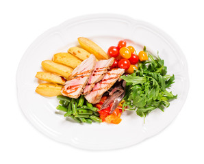 Delicious grilled tuna salad with vegetables.