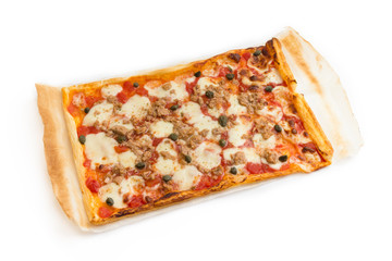 Pizza al tonno, mozzarella, pomodoro e capperi