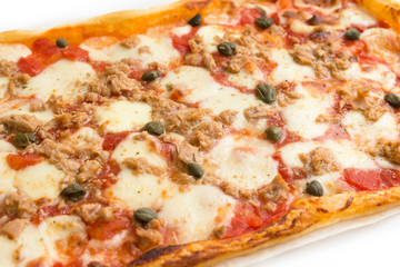Pizza al tonno, mozzarella, pomodoro e capperi