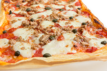 Pizza al tonno, mozzarella, pomodoro e capperi