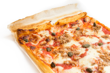 Pizza al tonno, mozzarella, pomodoro e capperi