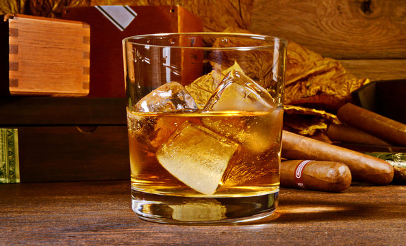Whisky auf Eis mit Zigarren