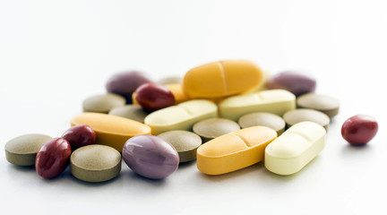 Obraz na płótnie Canvas Vitamin and mineral pills on white background