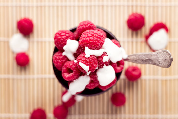 Himbeeren mit Naturjoghurt