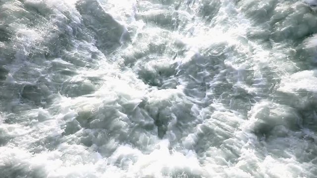  Agua que brota a borbotones procesado con efecto de radiacion y camara lenta
