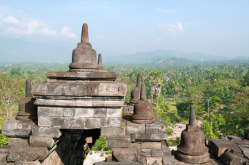 świątynia Borobudur i widok na otaczającą dżunglę