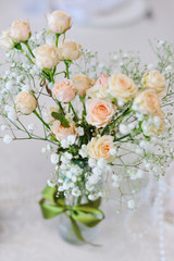 Obraz na płótnie Canvas Букет нежных роз и белых цветов
