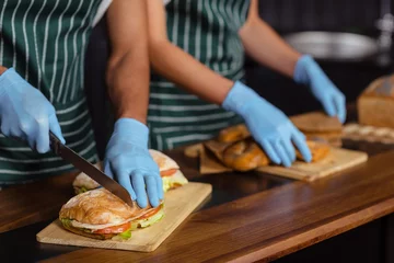 Papier Peint photo Snack Gros plan des baristas préparant des sandwichs