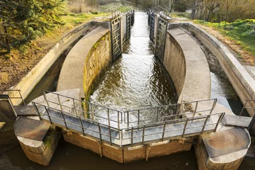 Photo sur Plexiglas Canal Canal de Castille ,Canal de Castilla, il a été construit pour le transport du grain puis il a été reconverti en un immense système d& 39 irrigation   Palencia, Espagne