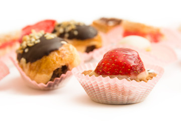 Mix di pasticcini su fondo bianco