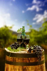 Photo sur Plexiglas Vin Red wine bottle and wine glass on wodden barrel. Beautiful Tusca
