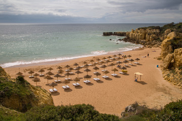 Klippen und Sandstrände an der herrlichen Algarve - Küste, Portugal