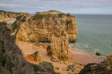 Klippen und Sandstrände an der herrlichen Algarve - Küste, Portugal
