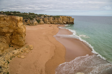 Klippen und Sandstrände an der herrlichen Algarve - Küste, Portugal