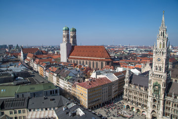 Fototapeta na wymiar Stadtpanorama von München mit Rathaus und Frauenkirche