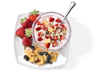 yogurt con fragole e muesli