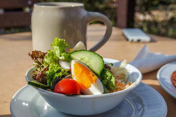 frischer Salat und Bier