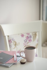 Напиток в розовой кружке и маленький десерт